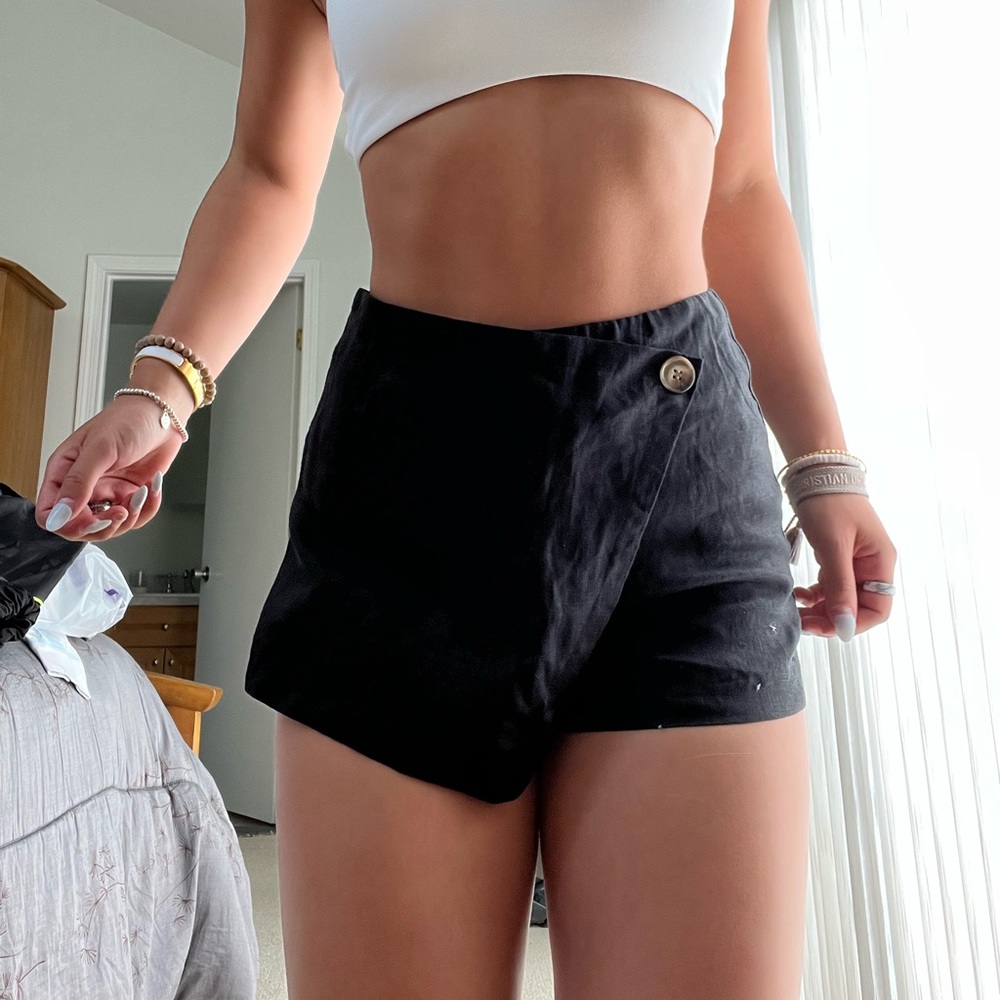 SEEK THE LABEL- black skort with button and side zipper